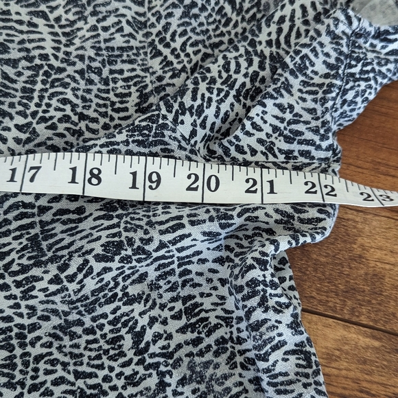 Silk animal print button down L - Picture 3 of 9